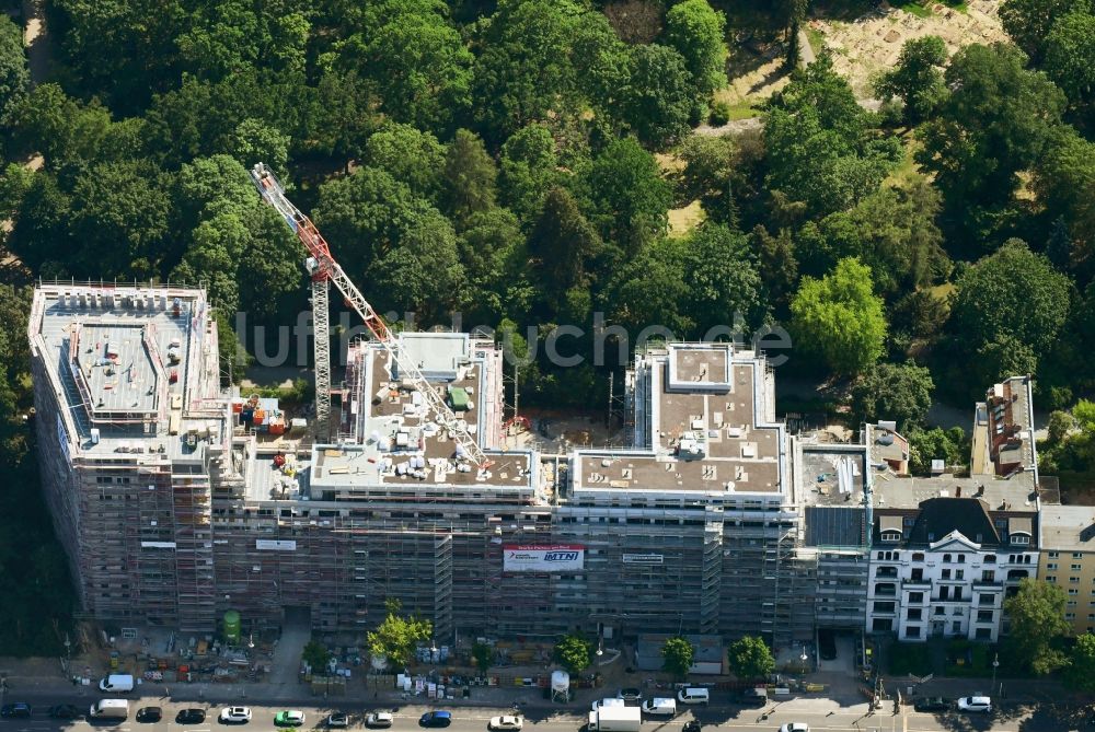 Luftaufnahme Berlin - Baustelle zum Neubau einer Mehrfamilienhaus-Wohnanlage an der Hasenheide im Ortsteil Neukölln in Berlin, Deutschland