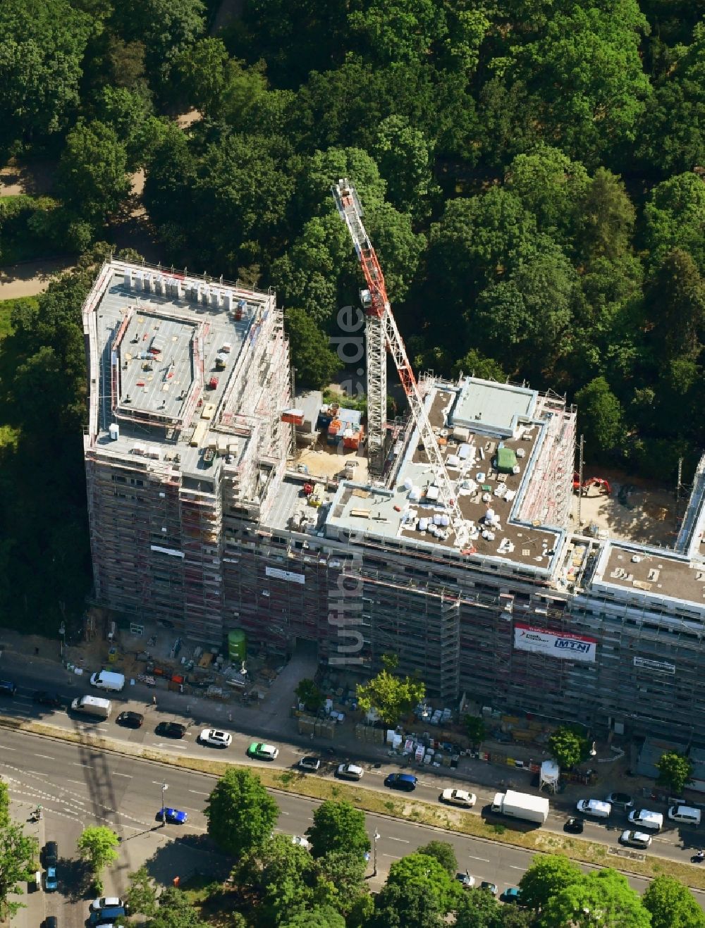 Berlin von oben - Baustelle zum Neubau einer Mehrfamilienhaus-Wohnanlage an der Hasenheide im Ortsteil Neukölln in Berlin, Deutschland