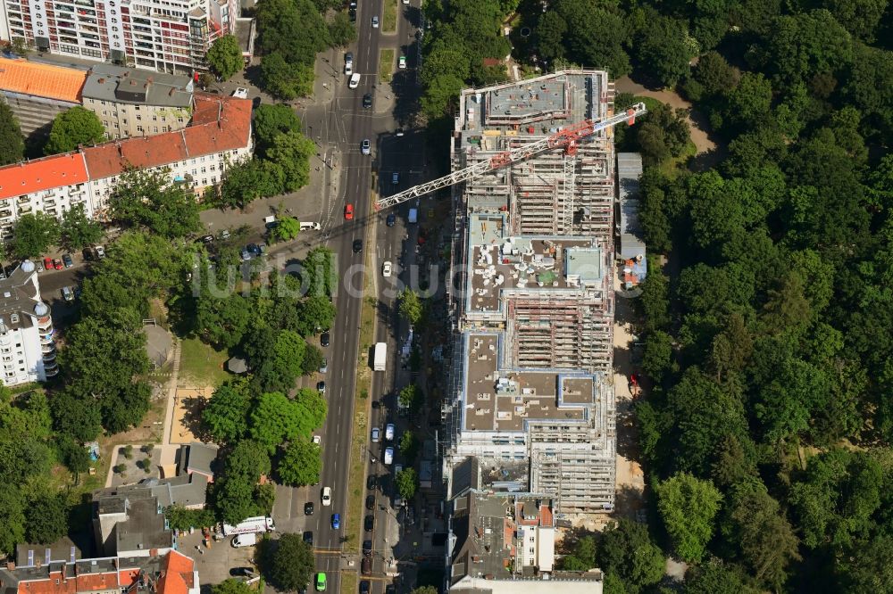 Berlin aus der Vogelperspektive: Baustelle zum Neubau einer Mehrfamilienhaus-Wohnanlage an der Hasenheide im Ortsteil Neukölln in Berlin, Deutschland