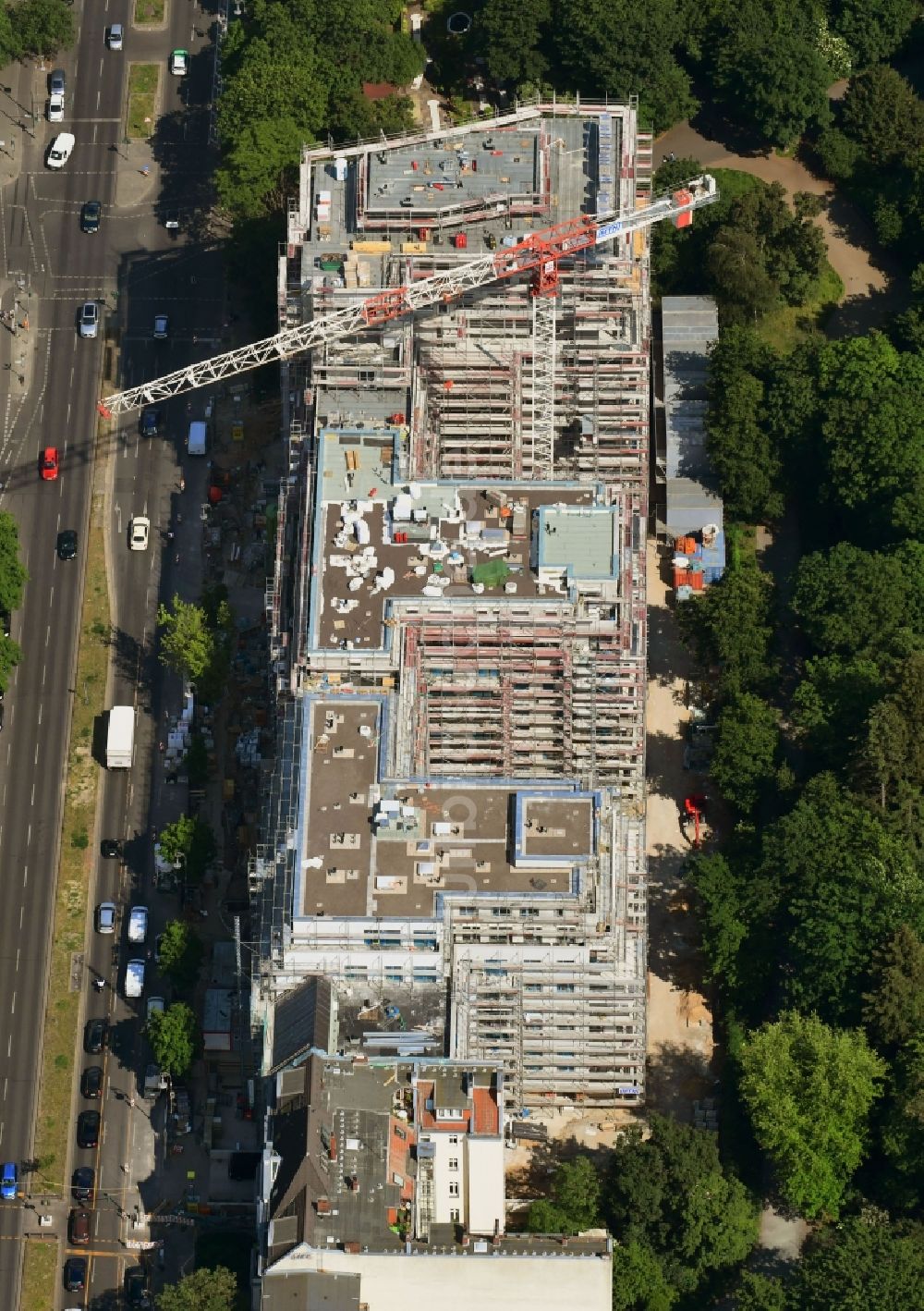 Luftbild Berlin - Baustelle zum Neubau einer Mehrfamilienhaus-Wohnanlage an der Hasenheide im Ortsteil Neukölln in Berlin, Deutschland