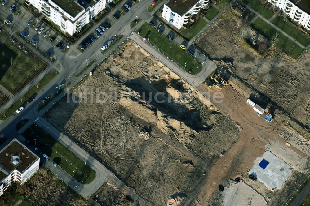 Luftaufnahme Berlin - Baustelle zum Neubau einer Mehrfamilienhaus-Wohnanlage Hasenholzer Allee am Wiesenpark im Stadtteil Marzahn in Berlin