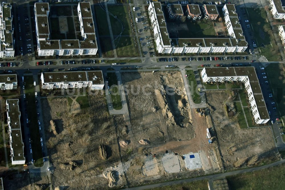 Berlin von oben - Baustelle zum Neubau einer Mehrfamilienhaus-Wohnanlage Hasenholzer Allee am Wiesenpark im Stadtteil Marzahn in Berlin