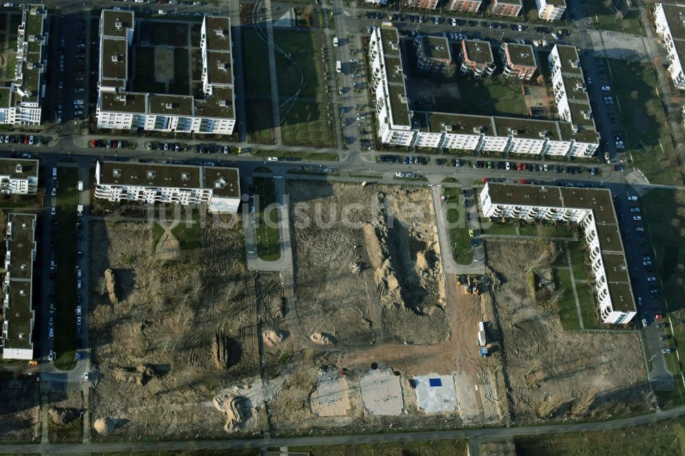 Luftbild Berlin - Baustelle zum Neubau einer Mehrfamilienhaus-Wohnanlage Hasenholzer Allee am Wiesenpark im Stadtteil Marzahn in Berlin