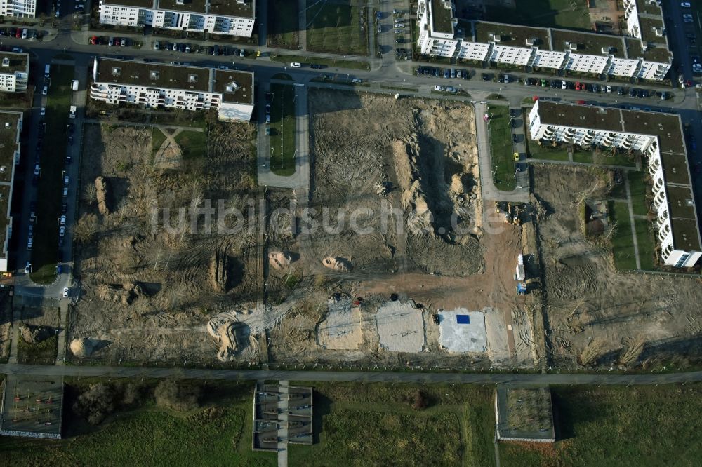 Luftaufnahme Berlin - Baustelle zum Neubau einer Mehrfamilienhaus-Wohnanlage Hasenholzer Allee am Wiesenpark im Stadtteil Marzahn in Berlin