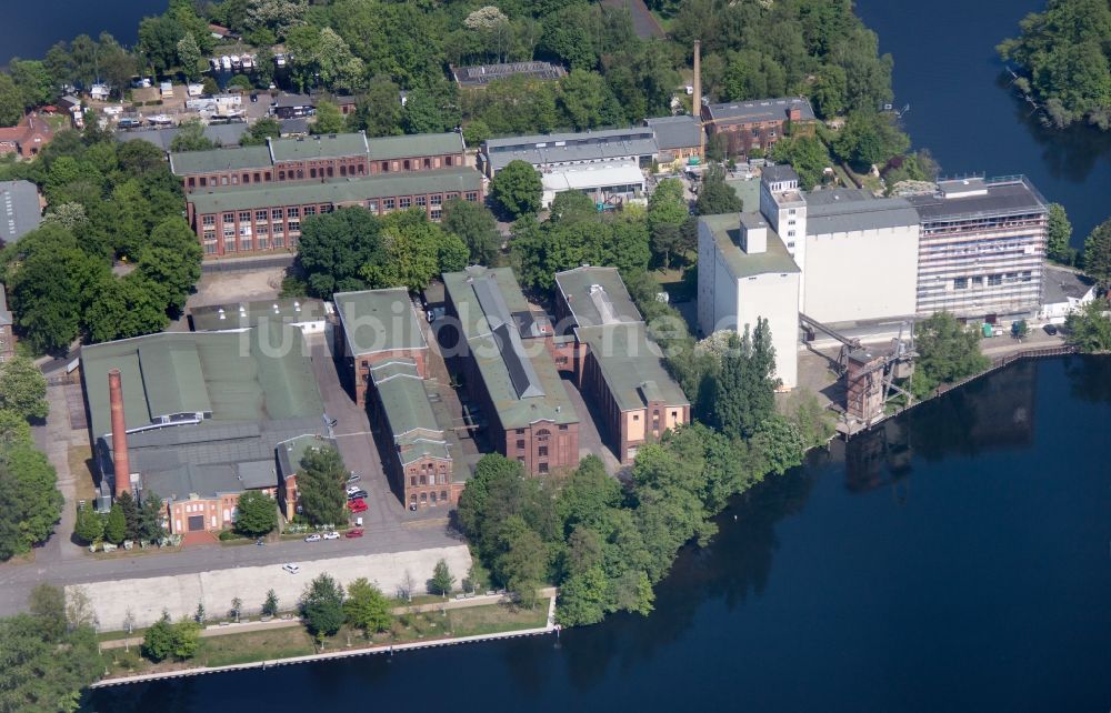 Luftbild Berlin - Baustelle zum Neubau einer Mehrfamilienhaus- Wohnanlage auf der Havel-Insel Eiswerder in Berlin, Deutschland