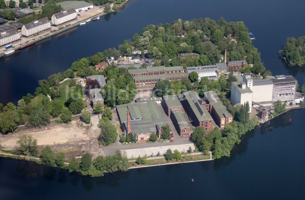 Luftaufnahme Berlin - Baustelle zum Neubau einer Mehrfamilienhaus- Wohnanlage auf der Havel-Insel Eiswerder in Berlin, Deutschland