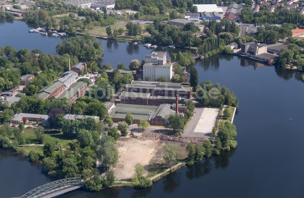 Berlin von oben - Baustelle zum Neubau einer Mehrfamilienhaus- Wohnanlage auf der Havel-Insel Eiswerder in Berlin, Deutschland