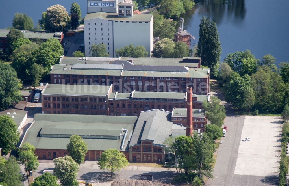 Berlin aus der Vogelperspektive: Baustelle zum Neubau einer Mehrfamilienhaus- Wohnanlage auf der Havel-Insel Eiswerder in Berlin, Deutschland