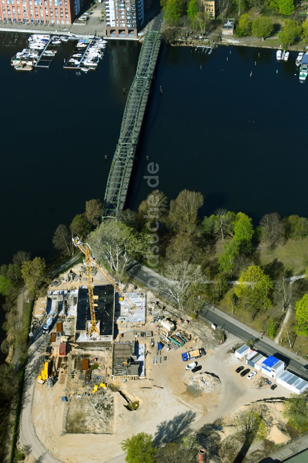 Luftaufnahme Berlin - Baustelle zum Neubau einer Mehrfamilienhaus- Wohnanlage auf der Havel-Insel Eiswerder in Berlin, Deutschland