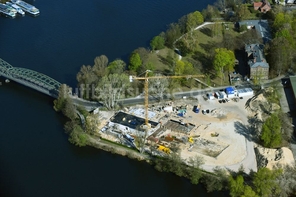 Berlin von oben - Baustelle zum Neubau einer Mehrfamilienhaus- Wohnanlage auf der Havel-Insel Eiswerder in Berlin, Deutschland