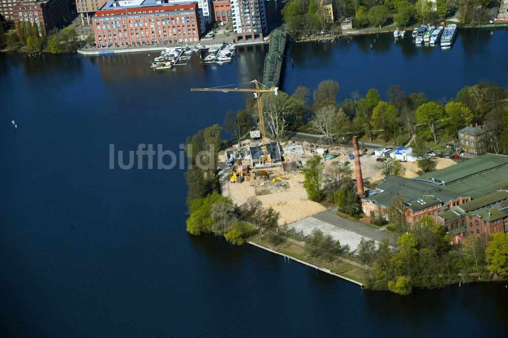 Luftbild Berlin - Baustelle zum Neubau einer Mehrfamilienhaus- Wohnanlage auf der Havel-Insel Eiswerder in Berlin, Deutschland