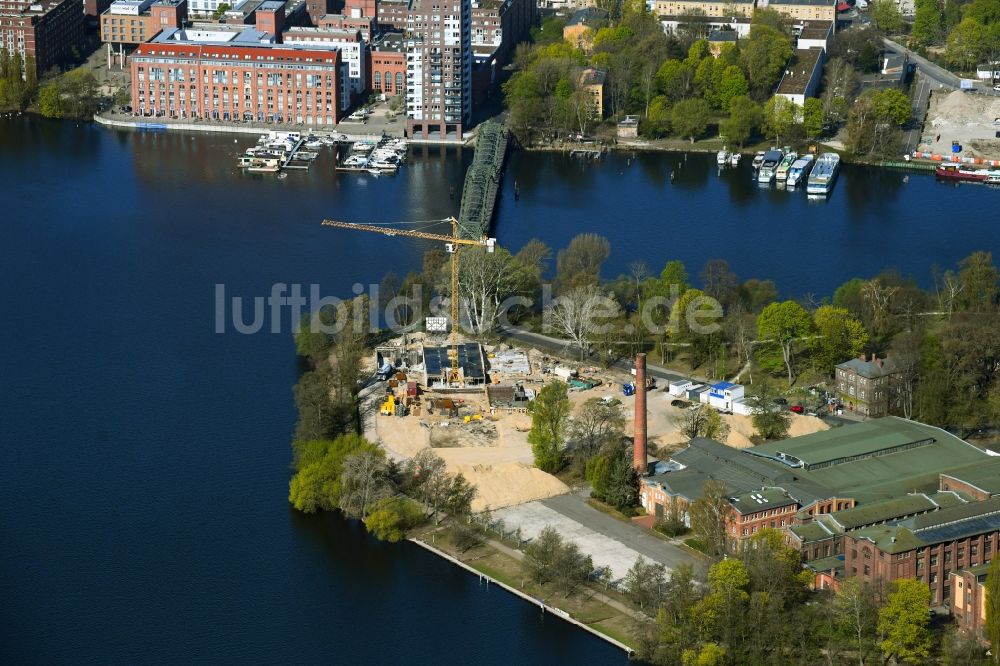 Luftaufnahme Berlin - Baustelle zum Neubau einer Mehrfamilienhaus- Wohnanlage auf der Havel-Insel Eiswerder in Berlin, Deutschland