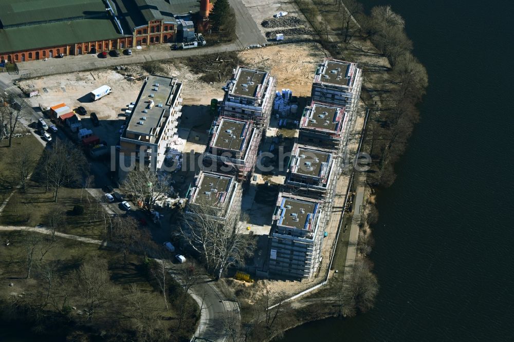 Luftaufnahme Berlin - Baustelle zum Neubau einer Mehrfamilienhaus- Wohnanlage auf der Havel-Insel Eiswerder in Berlin, Deutschland