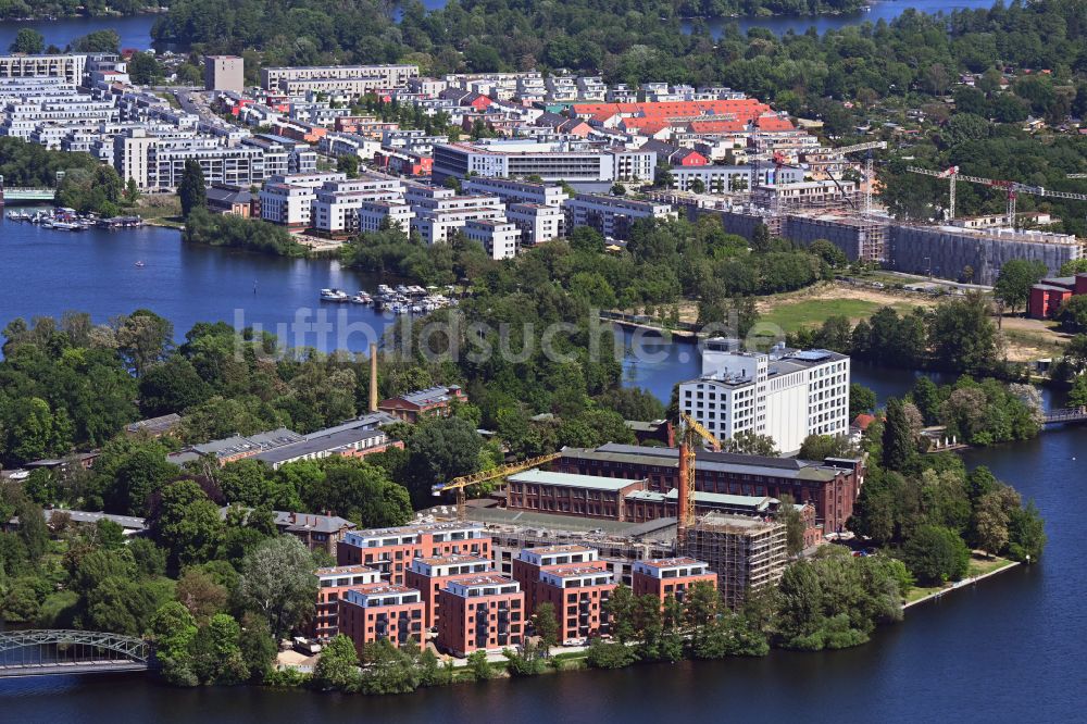 Luftbild Berlin - Baustelle zum Neubau einer Mehrfamilienhaus- Wohnanlage auf der Havel-Insel Eiswerder in Berlin, Deutschland