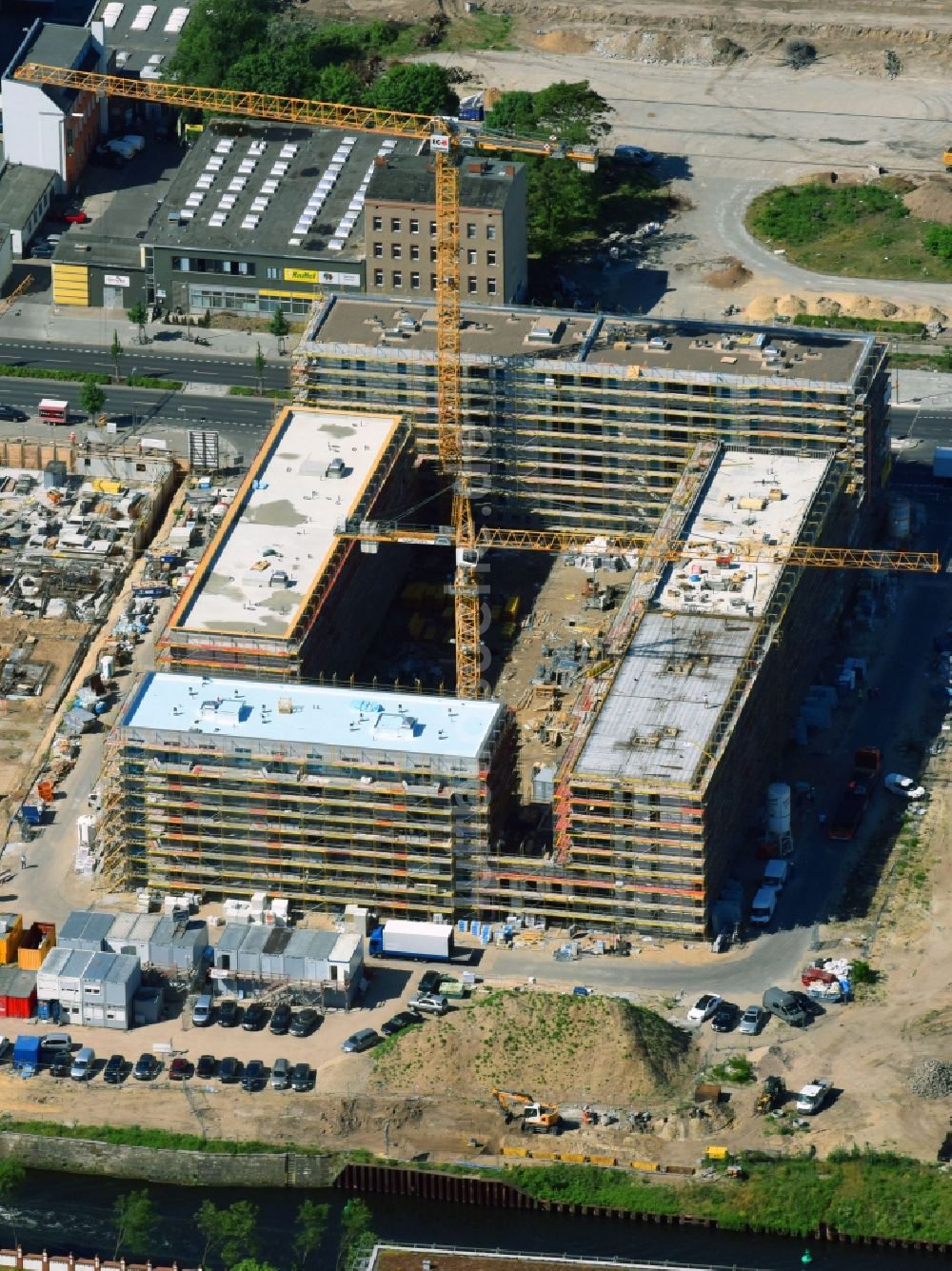 Luftbild Berlin - Baustelle zum Neubau einer Mehrfamilienhaus-Wohnanlage Heidestraße im Ortsteil Moabit in Berlin, Deutschland