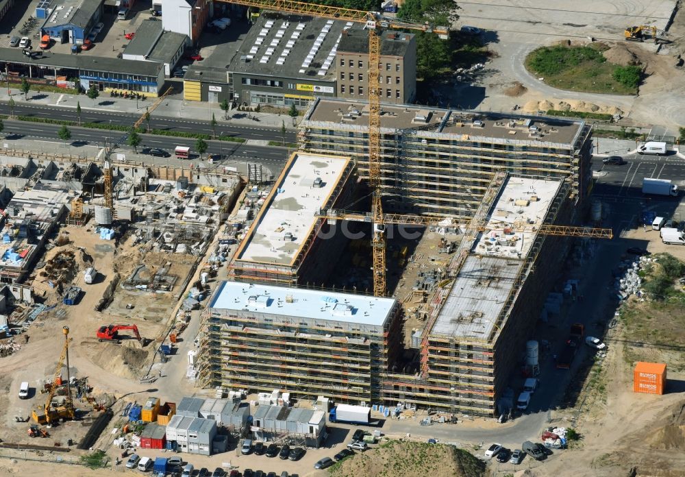 Luftaufnahme Berlin - Baustelle zum Neubau einer Mehrfamilienhaus-Wohnanlage Heidestraße im Ortsteil Moabit in Berlin, Deutschland