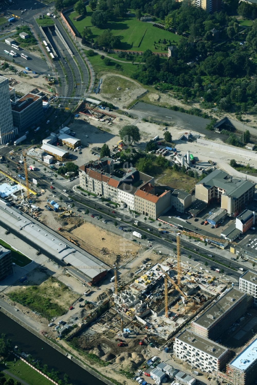 Luftbild Berlin - Baustelle zum Neubau einer Mehrfamilienhaus-Wohnanlage Heidestraße im Ortsteil Moabit in Berlin, Deutschland