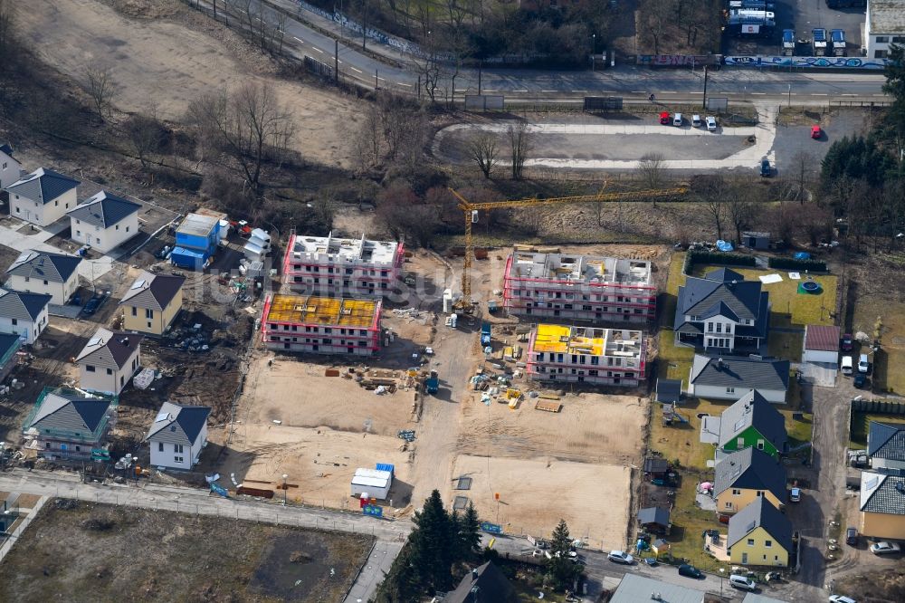 Berlin aus der Vogelperspektive: Baustelle zum Neubau einer Mehrfamilienhaus-Wohnanlage Hermineweg - Theodorstraße im Ortsteil Mahlsdorf in Berlin, Deutschland