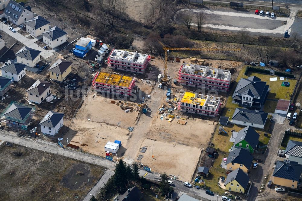 Luftbild Berlin - Baustelle zum Neubau einer Mehrfamilienhaus-Wohnanlage Hermineweg - Theodorstraße im Ortsteil Mahlsdorf in Berlin, Deutschland