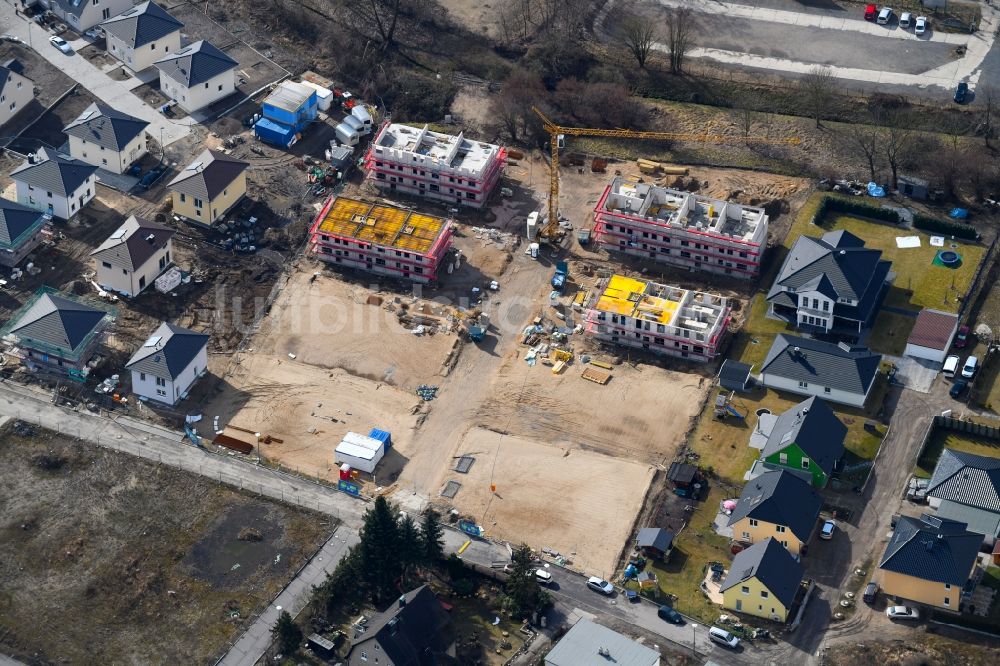 Luftaufnahme Berlin - Baustelle zum Neubau einer Mehrfamilienhaus-Wohnanlage Hermineweg - Theodorstraße im Ortsteil Mahlsdorf in Berlin, Deutschland