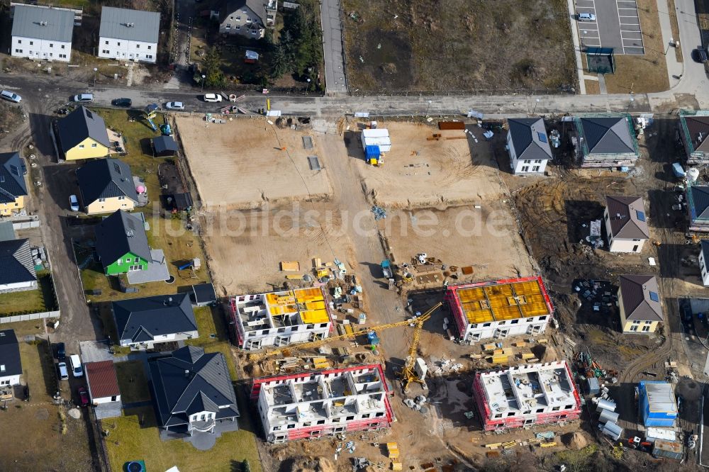 Berlin von oben - Baustelle zum Neubau einer Mehrfamilienhaus-Wohnanlage Hermineweg - Theodorstraße im Ortsteil Mahlsdorf in Berlin, Deutschland