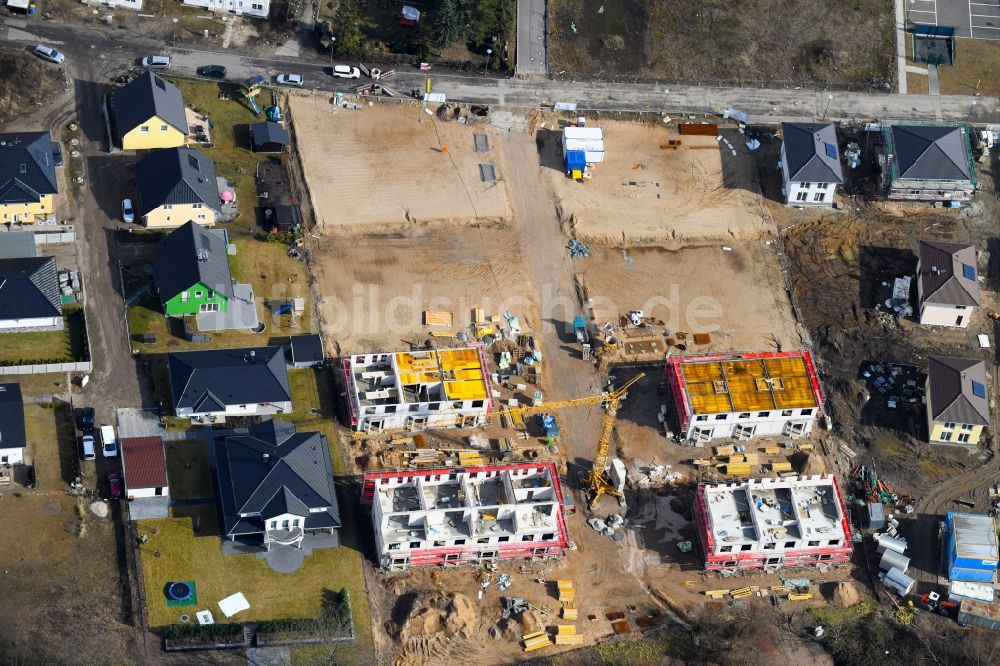 Berlin aus der Vogelperspektive: Baustelle zum Neubau einer Mehrfamilienhaus-Wohnanlage Hermineweg - Theodorstraße im Ortsteil Mahlsdorf in Berlin, Deutschland