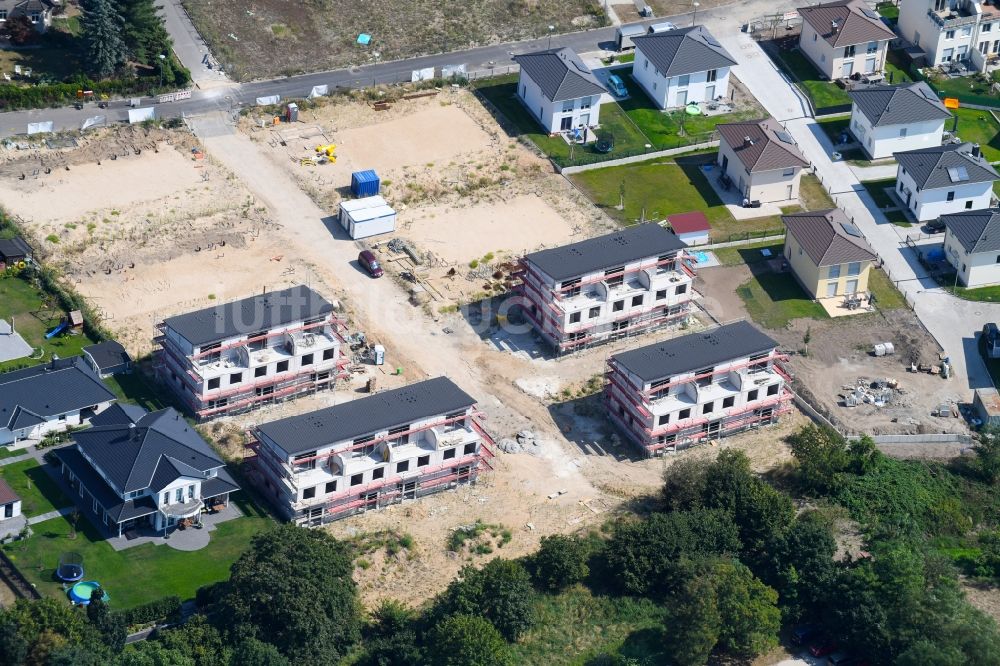 Luftaufnahme Berlin - Baustelle zum Neubau einer Mehrfamilienhaus-Wohnanlage Hermineweg - Theodorstraße im Ortsteil Mahlsdorf in Berlin, Deutschland