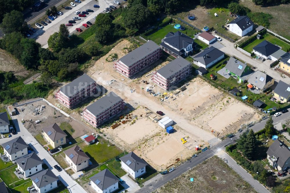 Berlin von oben - Baustelle zum Neubau einer Mehrfamilienhaus-Wohnanlage Hermineweg - Theodorstraße im Ortsteil Mahlsdorf in Berlin, Deutschland