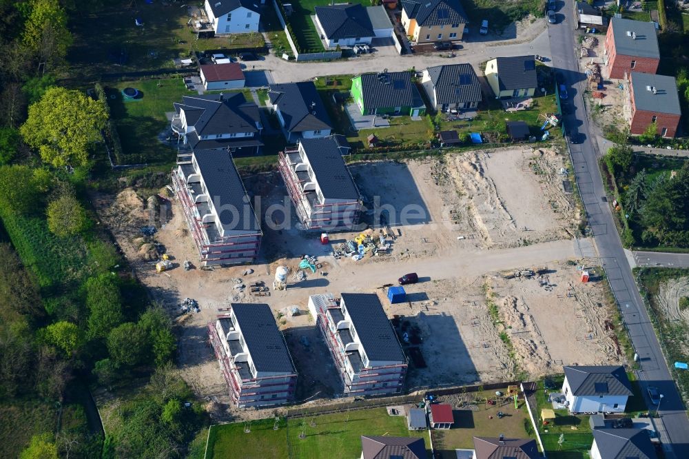 Luftbild Berlin - Baustelle zum Neubau einer Mehrfamilienhaus-Wohnanlage Hermineweg - Theodorstraße im Ortsteil Mahlsdorf in Berlin, Deutschland