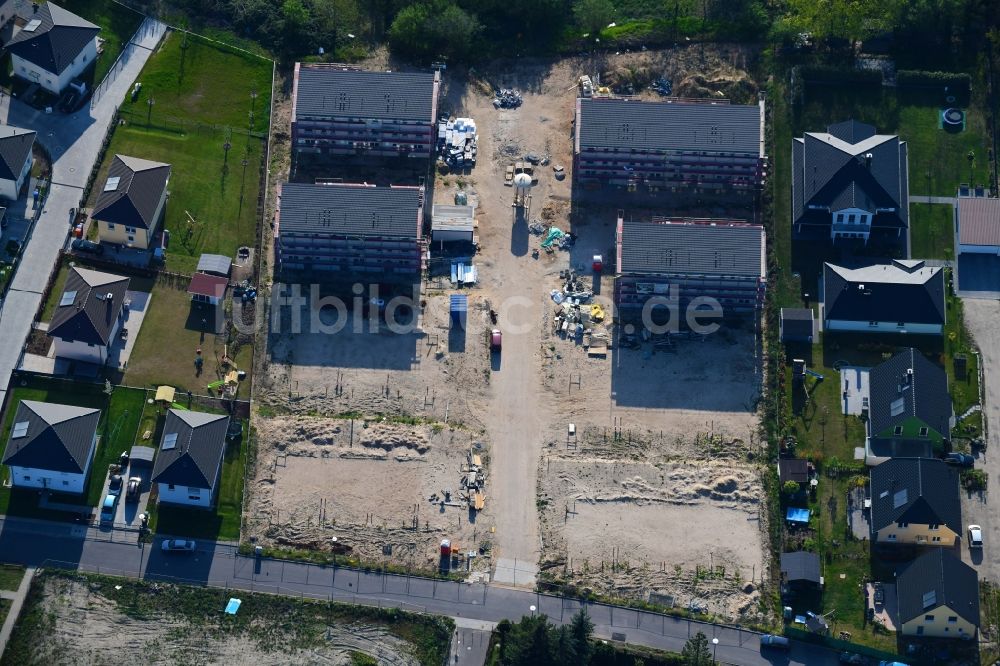 Berlin von oben - Baustelle zum Neubau einer Mehrfamilienhaus-Wohnanlage Hermineweg - Theodorstraße im Ortsteil Mahlsdorf in Berlin, Deutschland