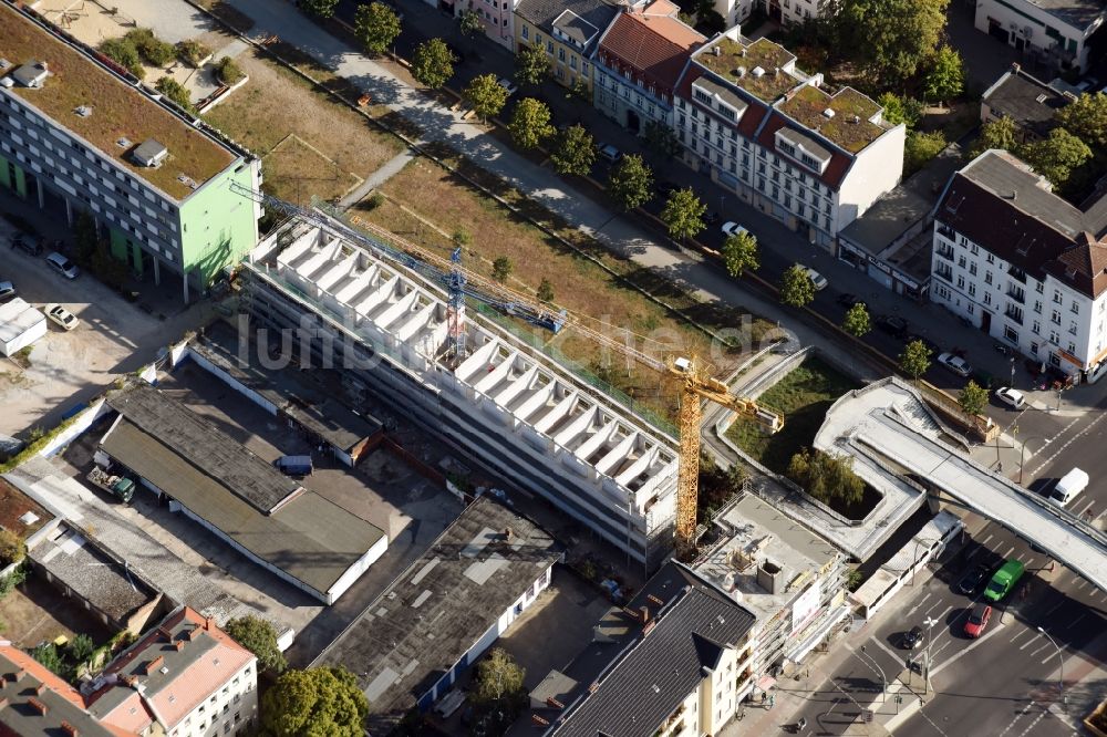 Luftaufnahme Berlin - Baustelle zum Neubau einer Mehrfamilienhaus-Wohnanlage Herrmanstraße - Bendastraße im Stadtteil Neukölln in Berlin