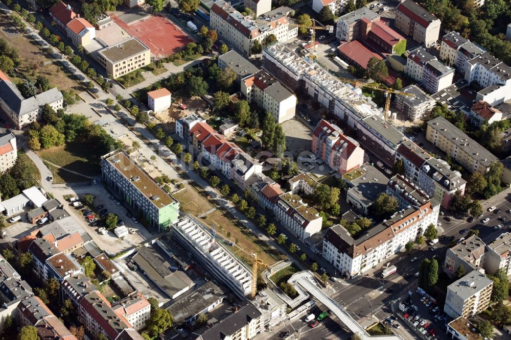 Berlin von oben - Baustelle zum Neubau einer Mehrfamilienhaus-Wohnanlage Herrmanstraße - Bendastraße im Stadtteil Neukölln in Berlin