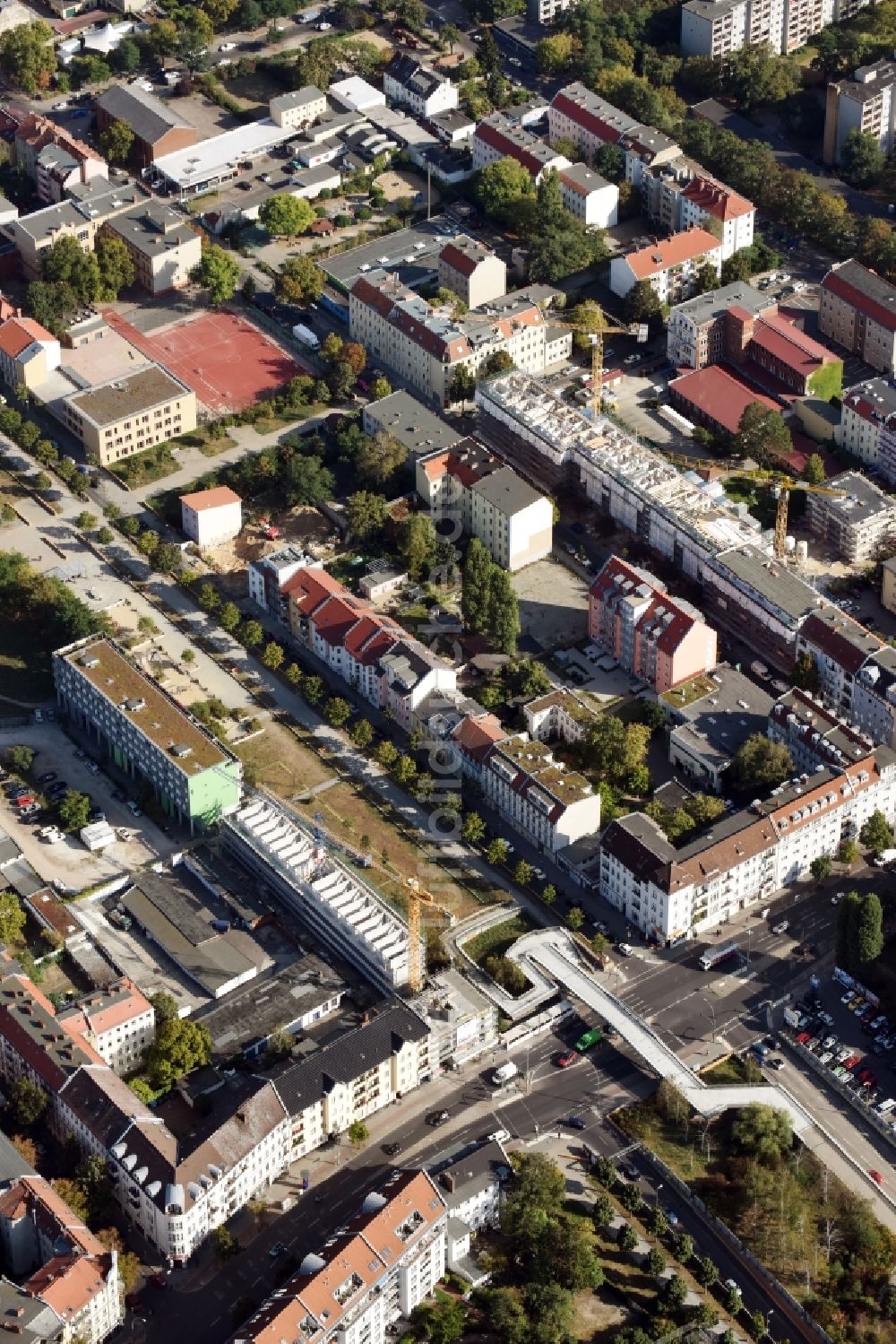 Berlin aus der Vogelperspektive: Baustelle zum Neubau einer Mehrfamilienhaus-Wohnanlage Herrmanstraße - Bendastraße im Stadtteil Neukölln in Berlin