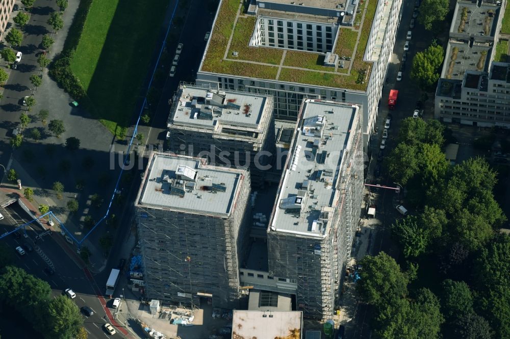 Luftaufnahme Berlin - Baustelle zum Neubau einer Mehrfamilienhaus-Wohnanlage HIGH PARK der Zabel Property AG am U Bahnhof in Berlin