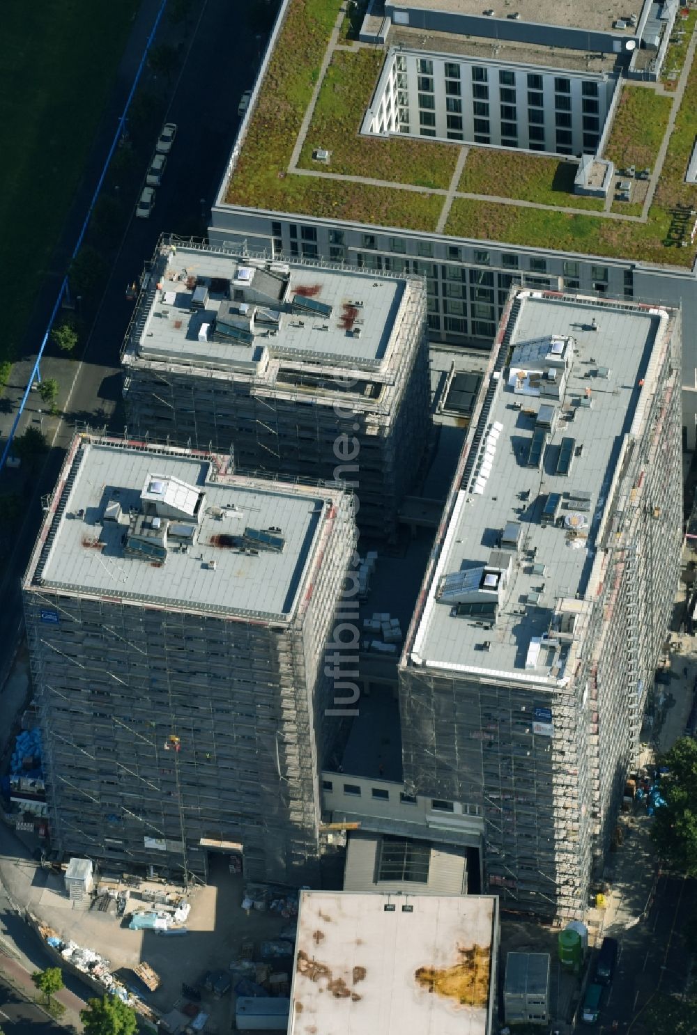 Berlin von oben - Baustelle zum Neubau einer Mehrfamilienhaus-Wohnanlage HIGH PARK der Zabel Property AG am U Bahnhof in Berlin