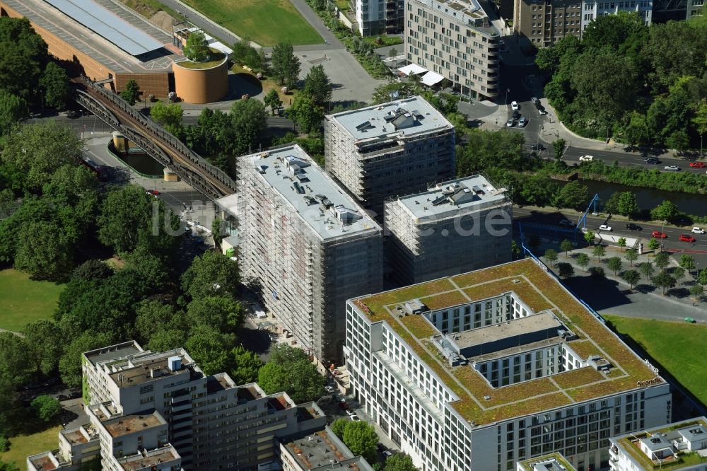 Luftaufnahme Berlin - Baustelle zum Neubau einer Mehrfamilienhaus-Wohnanlage HIGH PARK der Zabel Property AG am U Bahnhof in Berlin