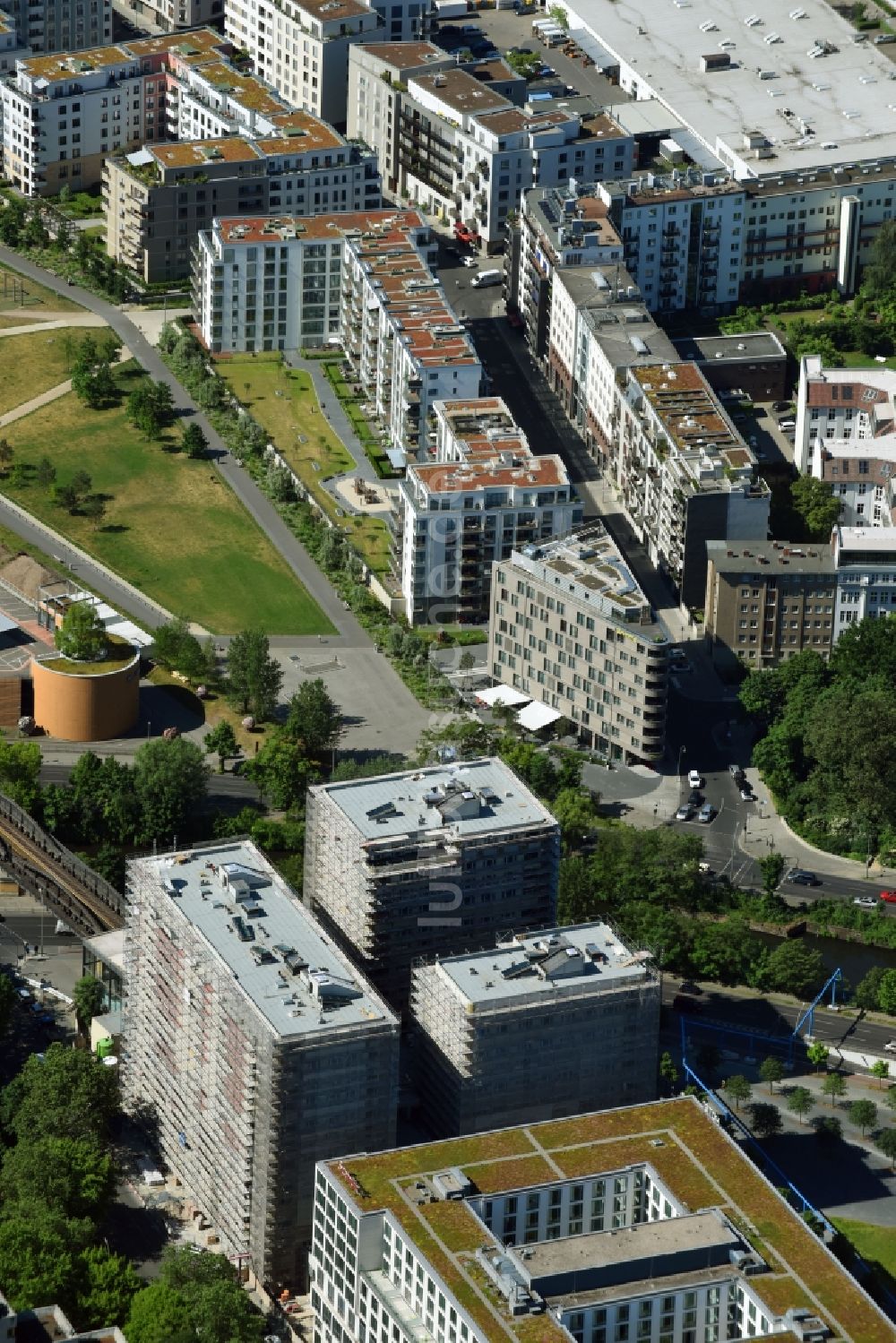 Berlin von oben - Baustelle zum Neubau einer Mehrfamilienhaus-Wohnanlage HIGH PARK der Zabel Property AG am U Bahnhof in Berlin