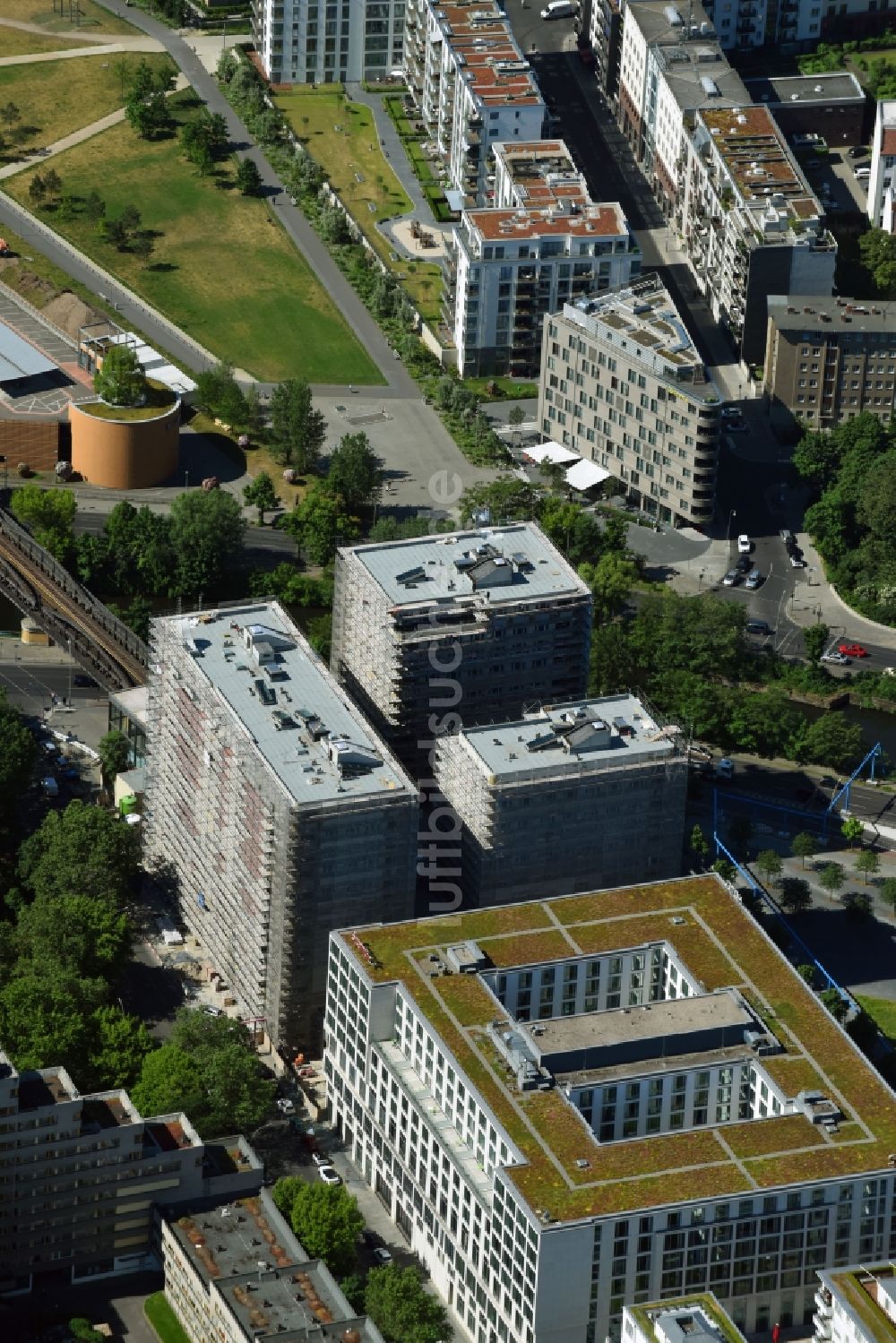 Berlin aus der Vogelperspektive: Baustelle zum Neubau einer Mehrfamilienhaus-Wohnanlage HIGH PARK der Zabel Property AG am U Bahnhof in Berlin