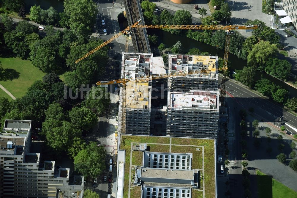 Luftbild Berlin - Baustelle zum Neubau einer Mehrfamilienhaus-Wohnanlage HIGH PARK der Zabel Property AG am U bahnhof Mendelssohn-Bartholdy-Park in Berlin