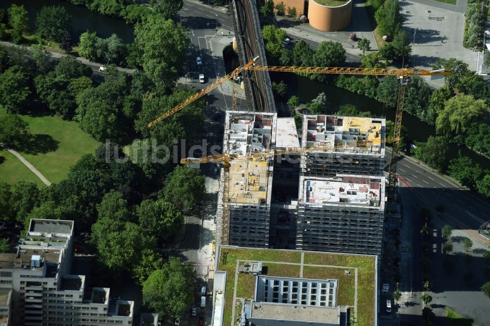 Luftaufnahme Berlin - Baustelle zum Neubau einer Mehrfamilienhaus-Wohnanlage HIGH PARK der Zabel Property AG am U bahnhof Mendelssohn-Bartholdy-Park in Berlin