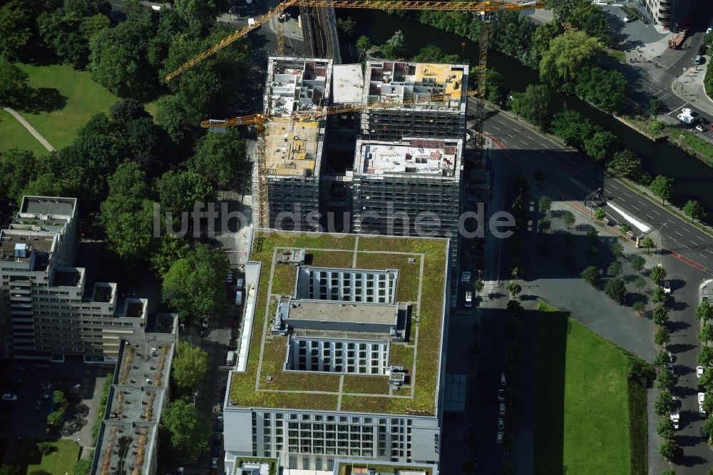 Berlin von oben - Baustelle zum Neubau einer Mehrfamilienhaus-Wohnanlage HIGH PARK der Zabel Property AG am U bahnhof Mendelssohn-Bartholdy-Park in Berlin