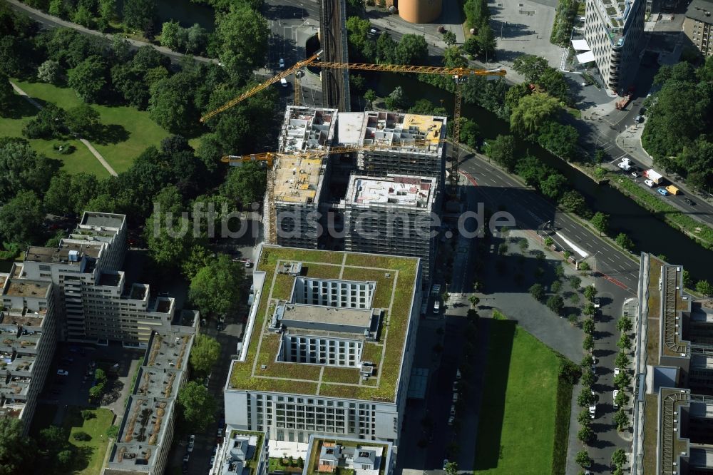 Berlin aus der Vogelperspektive: Baustelle zum Neubau einer Mehrfamilienhaus-Wohnanlage HIGH PARK der Zabel Property AG am U bahnhof Mendelssohn-Bartholdy-Park in Berlin