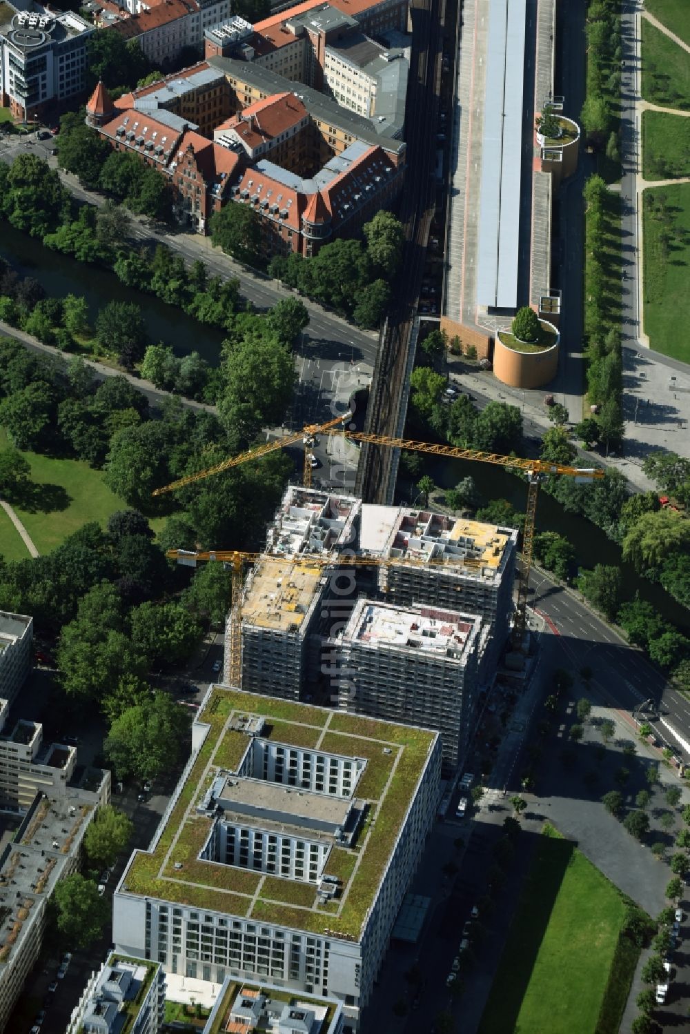 Luftaufnahme Berlin - Baustelle zum Neubau einer Mehrfamilienhaus-Wohnanlage HIGH PARK der Zabel Property AG am U bahnhof Mendelssohn-Bartholdy-Park in Berlin