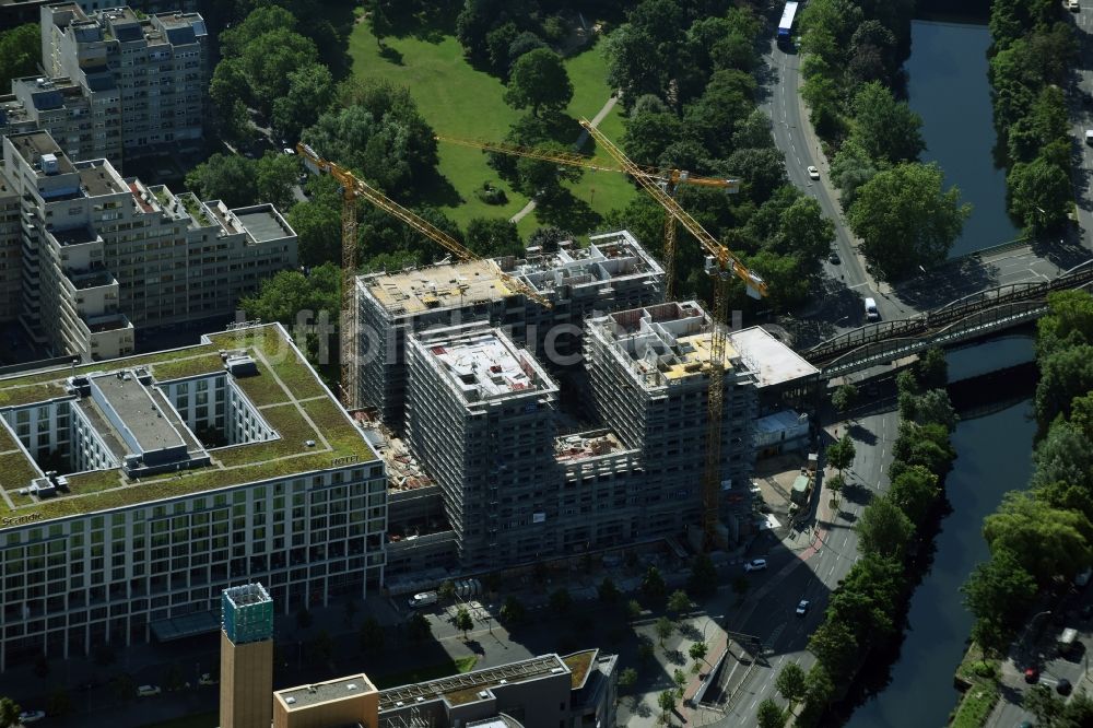 Berlin aus der Vogelperspektive: Baustelle zum Neubau einer Mehrfamilienhaus-Wohnanlage HIGH PARK der Zabel Property AG am U bahnhof Mendelssohn-Bartholdy-Park in Berlin