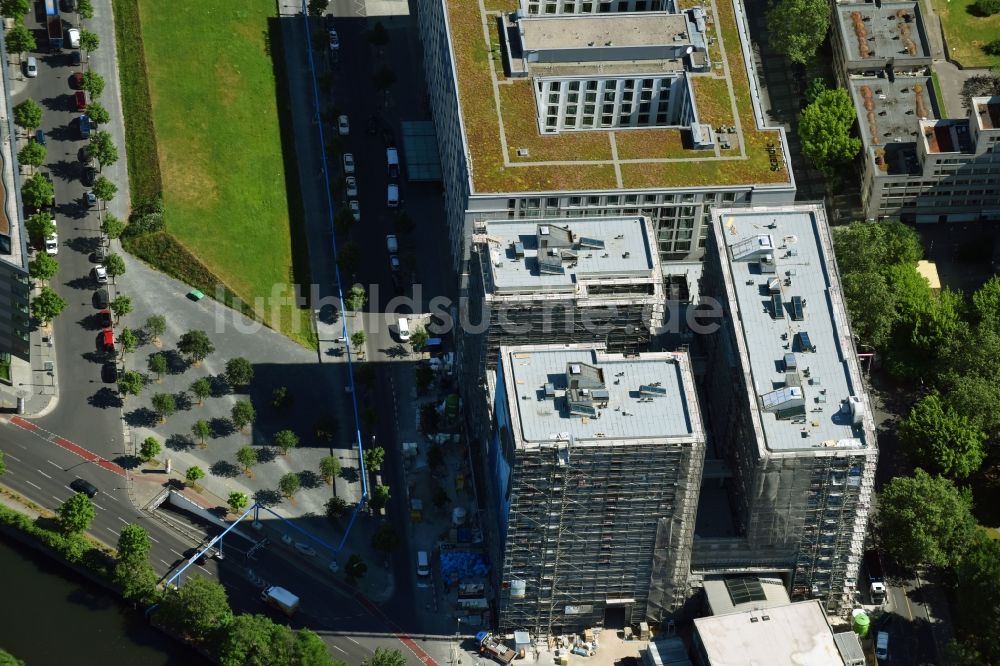 Berlin aus der Vogelperspektive: Baustelle zum Neubau einer Mehrfamilienhaus-Wohnanlage HIGH PARK der Zabel Property AG am U bahnhof Mendelssohn-Bartholdy-Park in Berlin