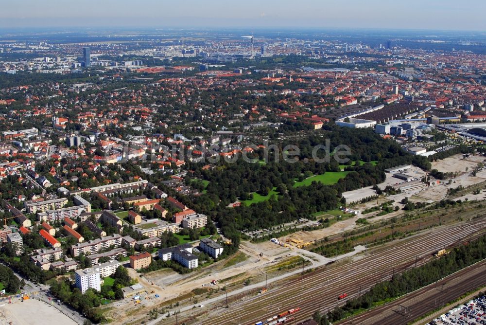 Luftaufnahme München - Baustelle zum Neubau einer Mehrfamilienhaus-Wohnanlage Am Hirschgarten im Ortsteil Neuhausen-Nymphenburg in München im Bundesland Bayern, Deutschland