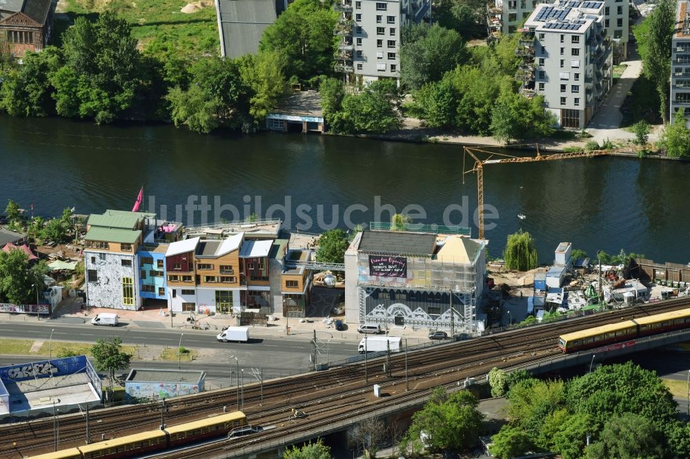 Luftaufnahme Berlin - Baustelle zum Neubau einer Mehrfamilienhaus- Wohnanlage Holzmarkt-Ensemble an der Holzmarktstraße auf dem Gelände der ehemaligen Strandbar BAR25 in Berlin