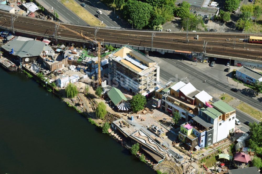 Luftaufnahme Berlin - Baustelle zum Neubau einer Mehrfamilienhaus- Wohnanlage Holzmarkt-Ensemble an der Holzmarktstraße auf dem Gelände der ehemaligen Strandbar BAR25 in Berlin