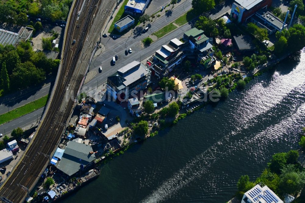 Luftaufnahme Berlin - Baustelle zum Neubau einer Mehrfamilienhaus- Wohnanlage Holzmarkt-Ensemble an der Holzmarktstraße auf dem Gelände der ehemaligen Strandbar BAR25 in Berlin