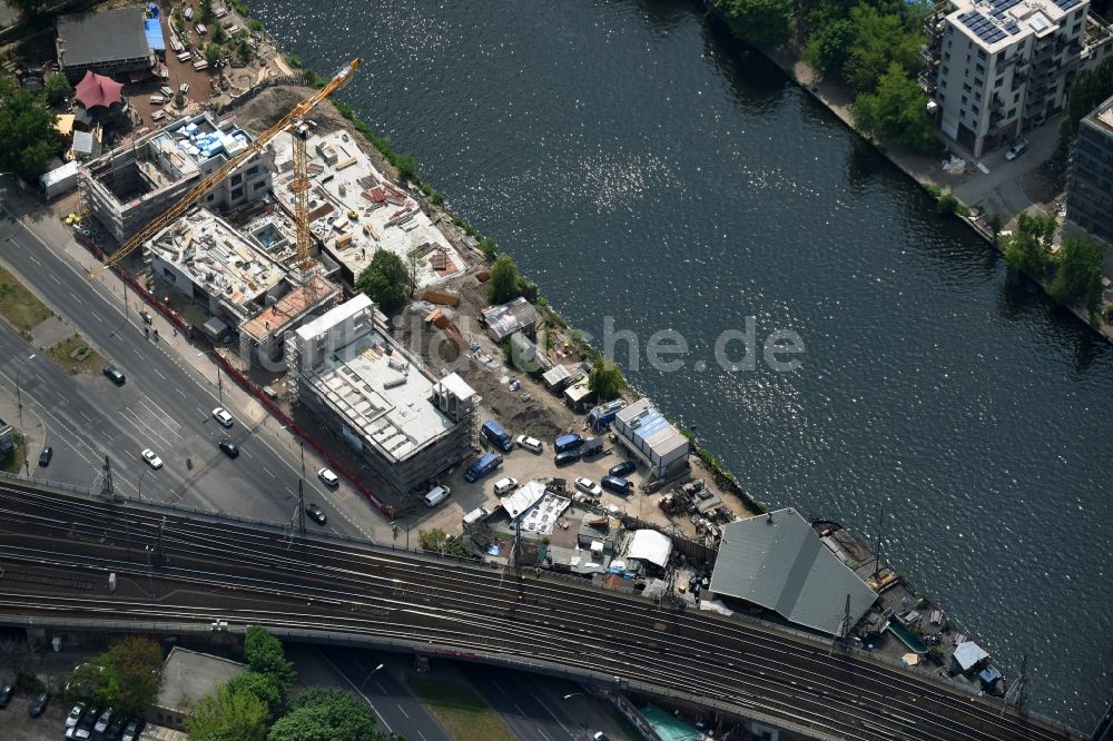 Berlin von oben - Baustelle zum Neubau einer Mehrfamilienhaus-Wohnanlage an der Holzmarktstraße in Berlin